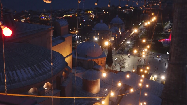 Ramazan mahyası Ayasofya'ya asıldı